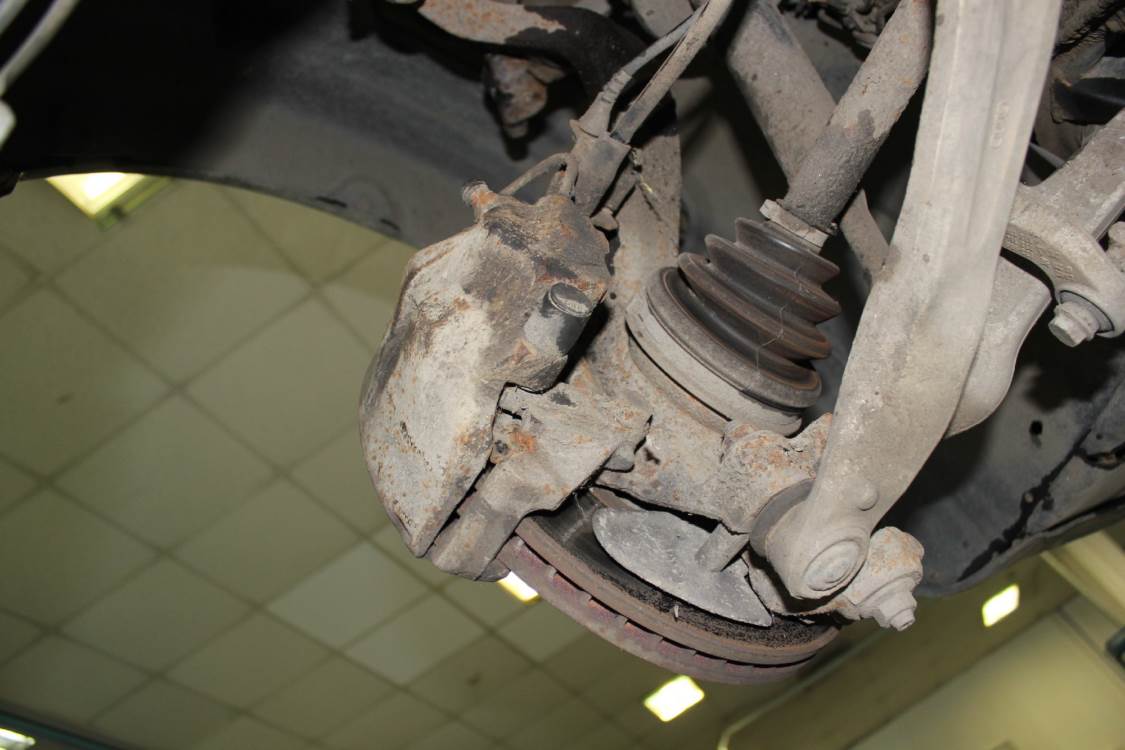 тормозной диск с суппортом на Пассате