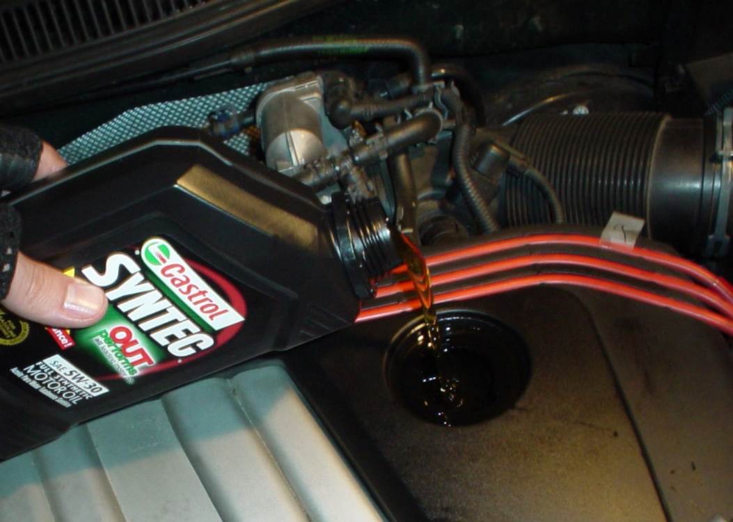 заливаем новое масло в двигатель