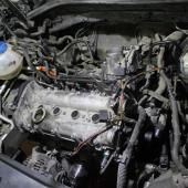 разобранный двигатель Фольксвагена Гольф