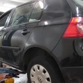 Фольксваген Гольф на подъемнике