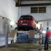 Фольксваген Тигуан на подъемнике в ремзоне