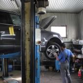 Фольксваген Туарег на подъемнике в автотехцентре