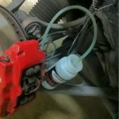 замена тормозной жидкости на Фольксвагене Туареге