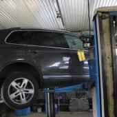 Фольксваген Туарег на подъемнике