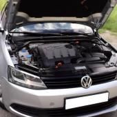 Фольксваген Джетта с открытым капотом