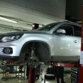 Тигуан на подъемнике