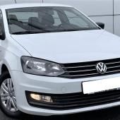 белый Фольксваген Поло