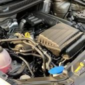 открытый капот на Фольксвагене