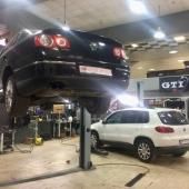 Фольксваген Пассат в автосервисе на подъемнике