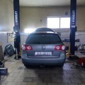 Фольксваген Пассат в сервисе на подъемнике