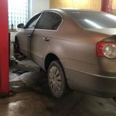 Фольксваген Пассат Б6 на подъемнике