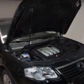 Пассат Б6 с открытым капотом в сервисе