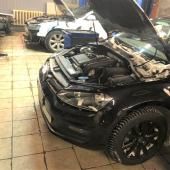 Гольф в сервисе с открытым капотом