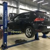 Фольксваген Гольф на подъемнике в автосервисе