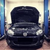 Фольксваген Гольф с открытым капотом в автосервисе