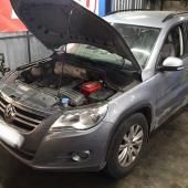 Тигуан в автосервисе с открытым капотом