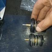 старый и новый термостаты на дыигатель Тигуана