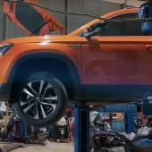 Фольксваген Таос в автосервисе на подъемнике