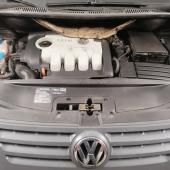 Фольксваген Кадди в процессе замены тормозной жидкости