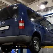 Фольксваген Кадди в процессе замены втулок стабилизатора