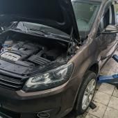 Фольксваген Туран в процессе замены радиатора