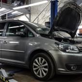 Фольксваген Туран в процессе замены свечей накаливания