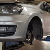 Фольксваген Поло седан в процессе замены ступичных подшипников