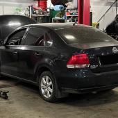 Фольксваген Поло седан в процессе замены маслосъемных колпачков