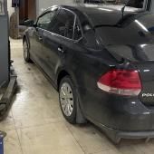 Фольксваген Поло седан в процессе замены прокладки крышки клапанов