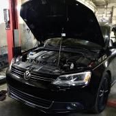 Фольксваген Джетта в процессе замены датчика распредвала