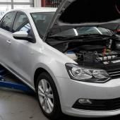 Фольксваген Поло седан в процессе подготовки к замене ремня ГРМ