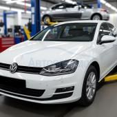 Фольксваген Гольф в автотехцентре после замены воздушного фильтра