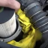 извлекаем старый топливный фильтр Гольфа