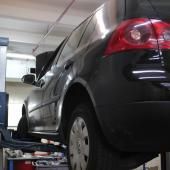 Фольксваген Гольф на подъемнике СТО