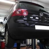 Фольксваген Гольф на подъемнике