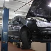 Фольксваген Гольф в ремзоне на подъемнике