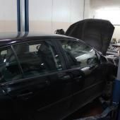 Фольксваген Гольф на подъемнике