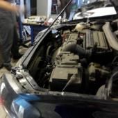 открытый капот Поло в сервисе