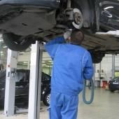 Фольксваген Поло на подъемнике в техцентре