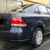 синий Поло на улице