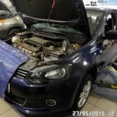 Фольксваген Поло на подъемнике в сервисе