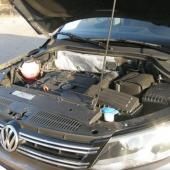 Фольксваген с открытым капотом