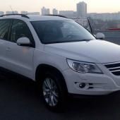 белый Фольксваген Тигуан на улице