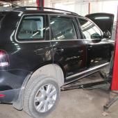 Фольксваген Туарег на подъемнике в техцентре