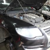 Туарег с открытым капотом на СТО