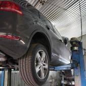 Фольксваген Туарег на подъемнике в сервисе
