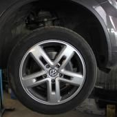 колесо Фольксвагена Туарега на подъемнике
