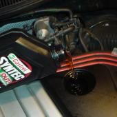 заливаем новое масло в двигатель