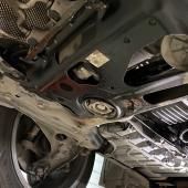 Фольксваген на подъемнике для доступа к трансмиссии