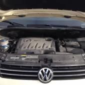 открытый капот на Фольксвагене